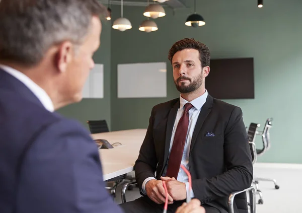 Empresário Entrevistando Candidato Masculino Dia Avaliação Recrutamento Pós Graduação Escritório — Fotografia de Stock