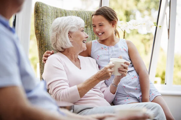 Kleindochter Een Bezoek Aan Grootouders Lounge Van Bejaardentehuis — Stockfoto