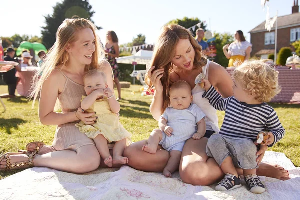 Twee Moeders Met Kinderen Tapijt Zomertuin Fete — Stockfoto