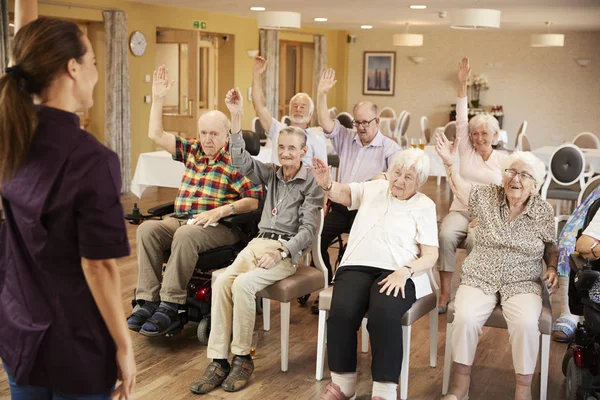 Carerova Hlavní Skupina Seniorů Fitness Třídě Domově Důchodců — Stock fotografie