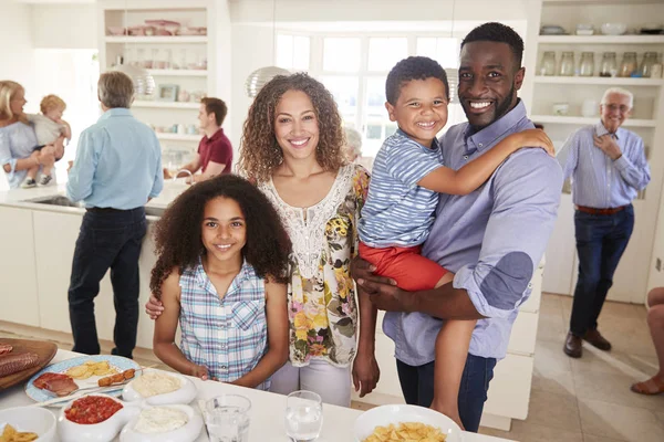 Familia Multigeneracional Amigos Con Comida Cocina Fiesta Celebración — Foto de Stock