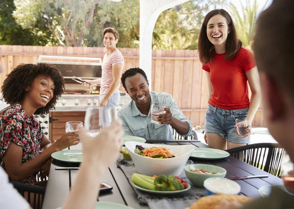 Giovani Amici Adulti Seduti All Aperto Barbecue All Ora Pranzo — Foto Stock