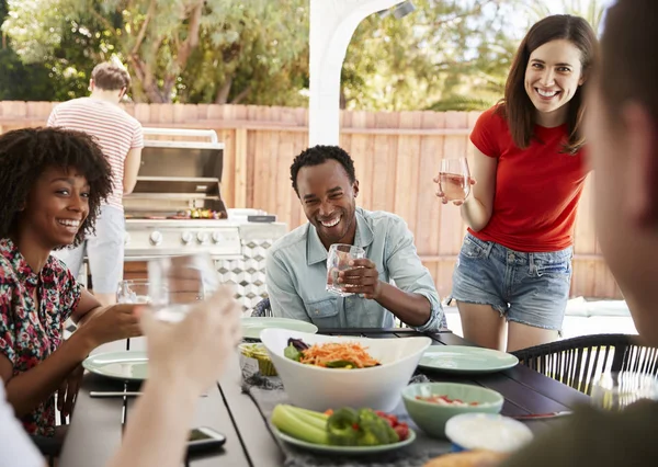 Junge Erwachsene Freunde Sitzen Draußen Und Grillen — Stockfoto