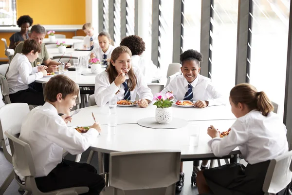 Középiskolás Diákok Viselt Egységes Asztal Körül Eszik Ebédre Cafeteria Csoport — Stock Fotó
