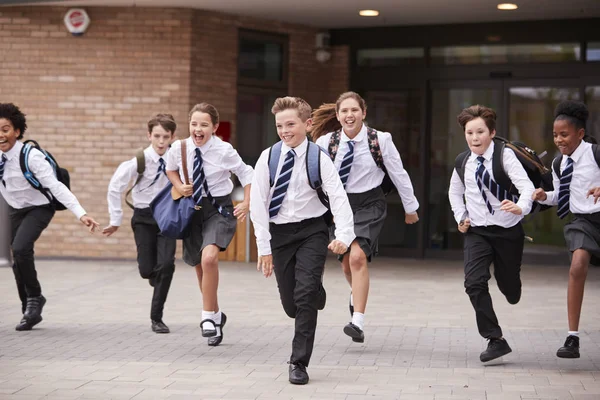 Skupina Středoškolských Studentů Kteří Nosí Uniformy Školních Budovách — Stock fotografie