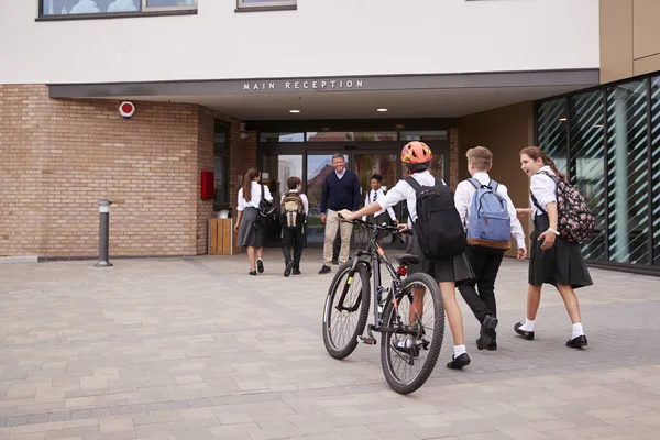 Groep Middelbare Scholieren Dragen Uniform Aankomen School Wandelen Paardrijden Fietsen — Stockfoto