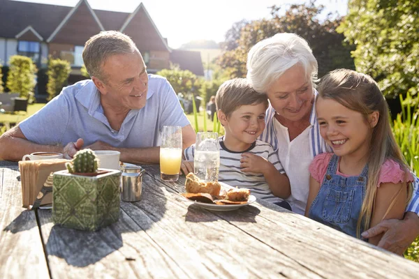 Grootouders Met Kleinkinderen Genieten Van Buiten Zomer Snack Cafe — Stockfoto