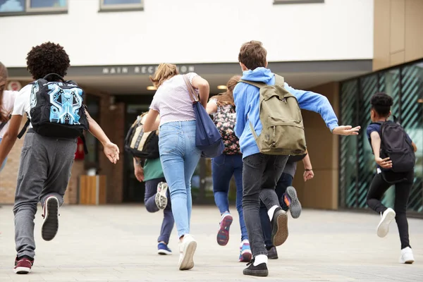 Gruppe Von Oberstufenschülern Rennt Unterrichtsbeginn Schulgebäude — Stockfoto