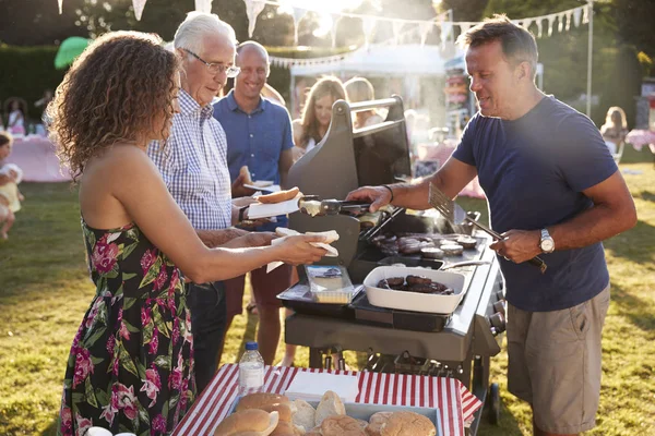 Man Servering Barbeque Stall Summer Garden Fete Picknick Utomhus — Stockfoto