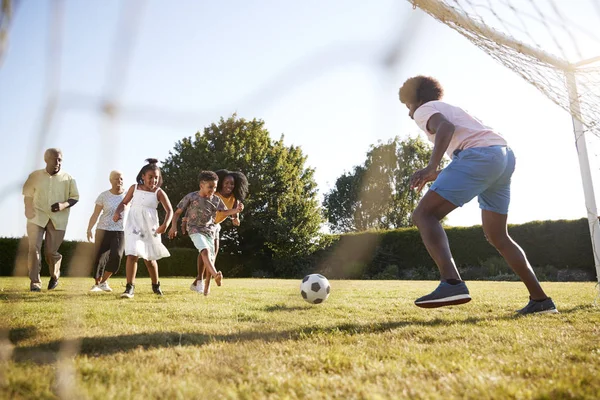 Kinder Nähern Sich Papa Bei Familienfußballspiel Tor — Stockfoto