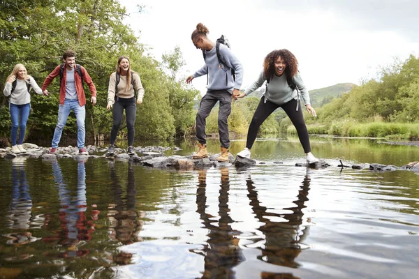 Grupo Multiétnico Cinco Amigos Adultos Jóvenes Riendo Balanceándose Las Rocas —  Fotos de Stock