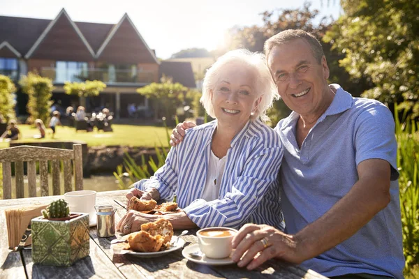 Portrait Senior Couple Enjoying Outdoor Summer Snack Cafe — Stock Photo, Image