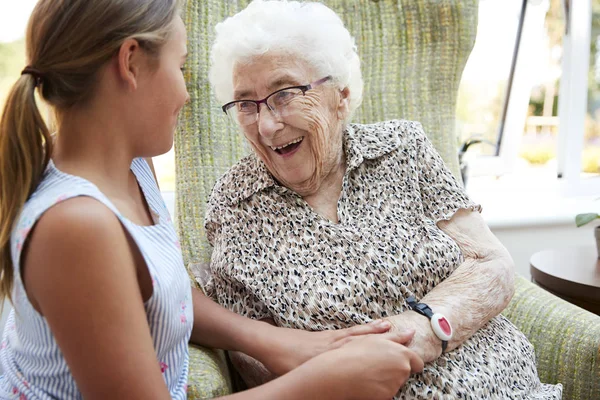 Εγγονή Επίσκεψη Γιαγιά Στο Σαλόνι Του Σπιτιού Της Συνταξιοδότησης — Φωτογραφία Αρχείου