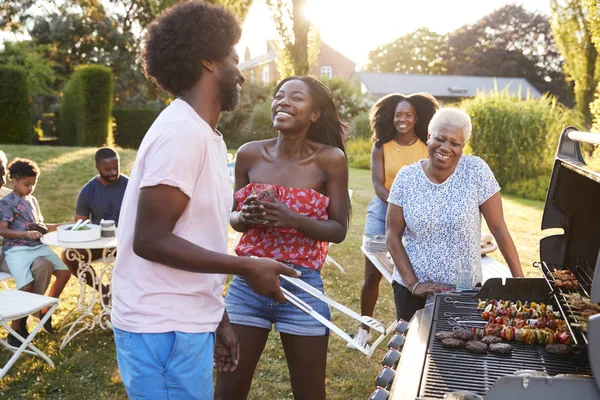 Paar Lachen Meerdere Generatie Familie Barbecue — Stockfoto