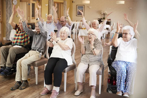 Grupo Personas Mayores Disfrutando Clases Fitness Casa Retiro —  Fotos de Stock