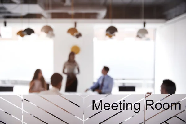 Apresentação Boardroom Vista Através Janela Sala Reuniões — Fotografia de Stock