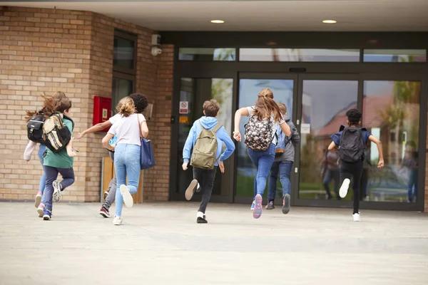 Gruppe Von Oberstufenschülern Rennt Unterrichtsbeginn Schulgebäude — Stockfoto