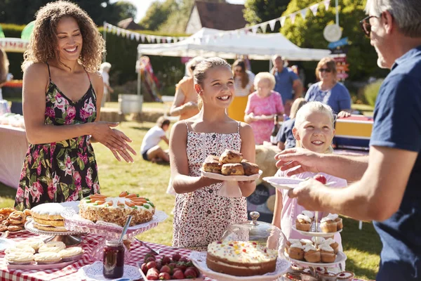 Tafel Met Zoete Taarten Desserts Achtertuin Picknick Mensen Genieten Van — Stockfoto