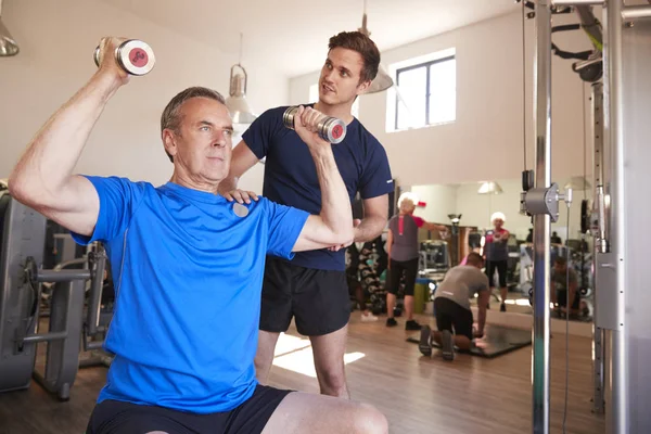 Gimnasio Deportivo Con Personas Entrenamiento Hombre Adulto Con Mancuernas Entrenador — Foto de Stock