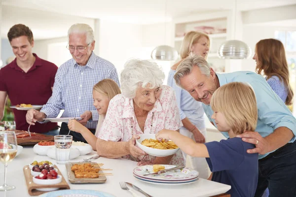 Mehrgenerationenfamilie Und Freunde Mit Essen Tisch — Stockfoto