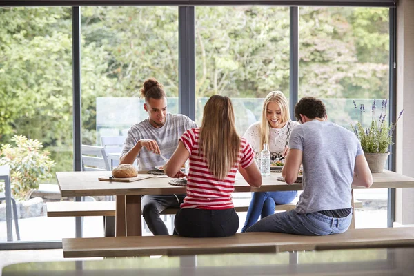 Multi Grupo Étnico Quatro Jovens Amigos Adultos Sorrindo Comendo Refeição — Fotografia de Stock