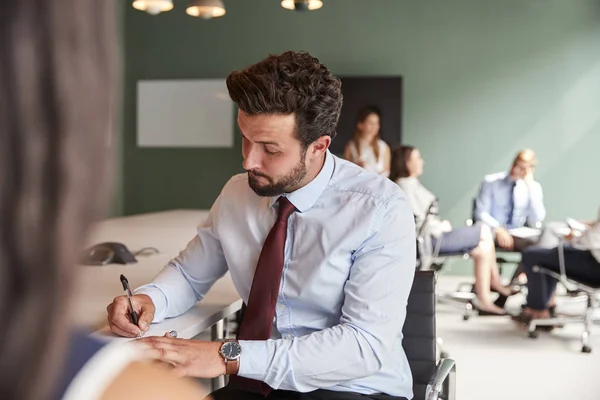 Affärskvinna Och Affärsman Som Samarbetar Uppgift Tillsammans Vid Graduate Rekrytering — Stockfoto