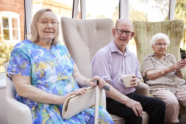 Portret Van Mannelijke Vrouwelijke Bewoners Zittend Stoelen Lounge Van Bejaardentehuis — Stockfoto