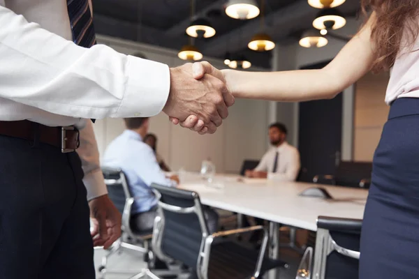 Primer Plano Del Hombre Negocios Mujer Negocios Sacudiendo Las Manos —  Fotos de Stock