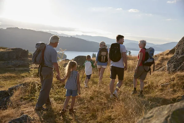 Achteruitkijk Van Generatie Familie Wandelen Top Van Heuvel Een Wandeling — Stockfoto