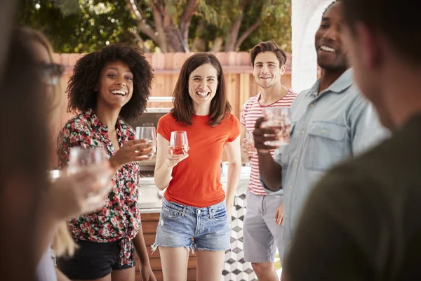 Young Adult Friends Standing Drinks Backyard Party — Stock Photo, Image