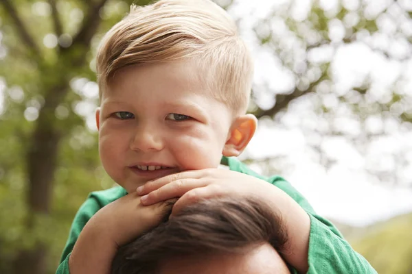 Bijgesneden Schot Van Vader Zoon Dragen Schouders Wandeling — Stockfoto