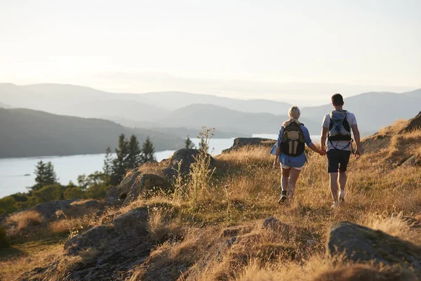 Bakifrån Par Promenader Toppen Kullen Vandring Genom Landskapet Lake District — Stockfoto