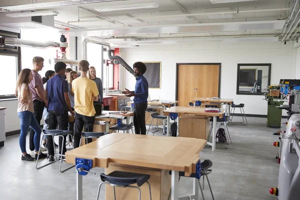 Groep Van Middelbare Scholieren Staan Rond Werk Bench Luisteren Naar — Stockfoto