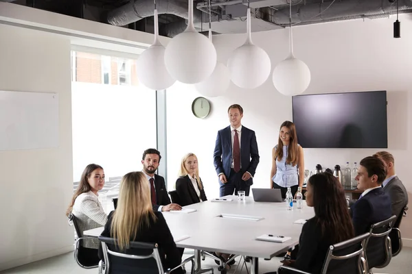 若いビジネスマン ビジネスウーマンの会合のテーブル周り新卒採用評価日のグループ — ストック写真