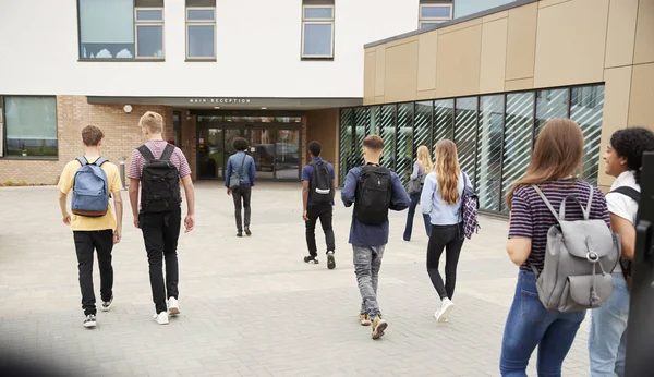 Vista Trasera Los Estudiantes Secundaria Caminando Edificio Universidad Juntos —  Fotos de Stock