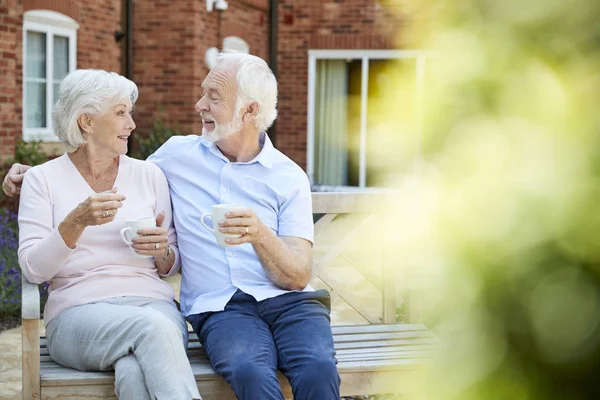 Retired Couple Sitting Bench Hot Drink Assisted Living Facility — Stock Photo, Image