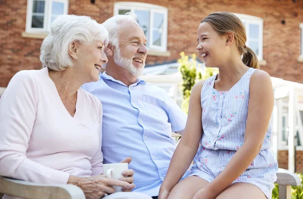 Kleindochter Met Grootouders Praten Tijdens Een Bezoek Aan Een Bejaardentehuis — Stockfoto