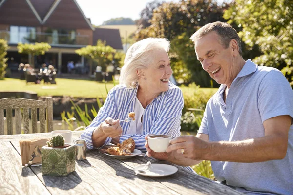 Äldre Par Njuter Utomhus Sommar Snack Cafe — Stockfoto