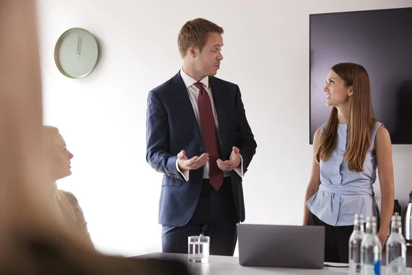 Empresário Abordando Reunião Grupo Torno Mesa Dia Avaliação Recrutamento Pós — Fotografia de Stock