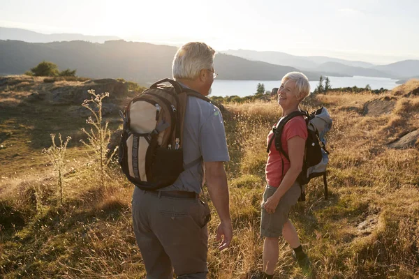 Bakifrån Ledande Par Promenader Toppen Kullen Vandring Genom Landskapet Lake — Stockfoto