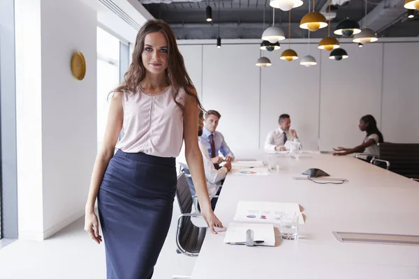 Retrato Empresaria Pie Moderna Sala Juntas Con Colegas Que Reúnen —  Fotos de Stock