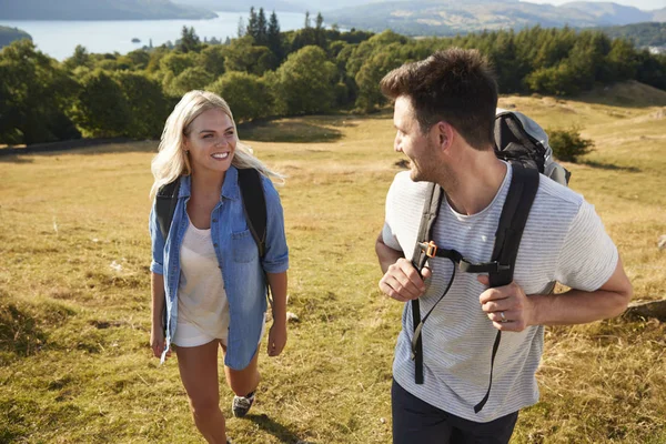 Pár Lezení Hill Výlet Krajinou Jezerní Oblasti Společně — Stock fotografie