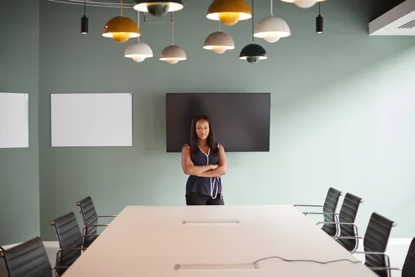 Retrato Una Joven Empresaria Pie Junto Mesa Sala Juntas Día — Foto de Stock