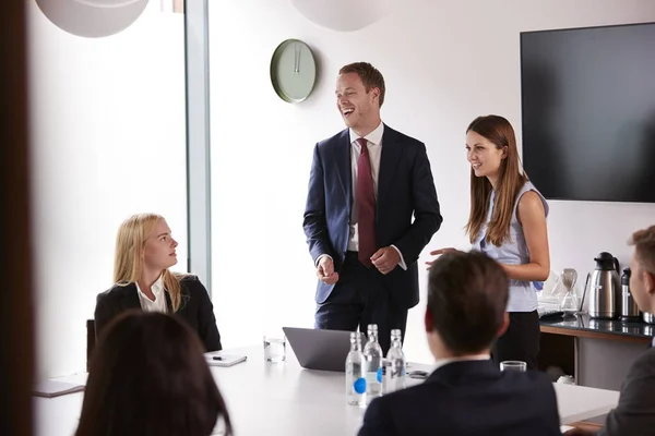 Gruppe Junger Unternehmer Und Unternehmerinnen Trifft Sich Tisch Beim Tag — Stockfoto