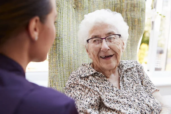 Mujer Residente Sentada Silla Hablando Con Cuidador Casa Retiro —  Fotos de Stock
