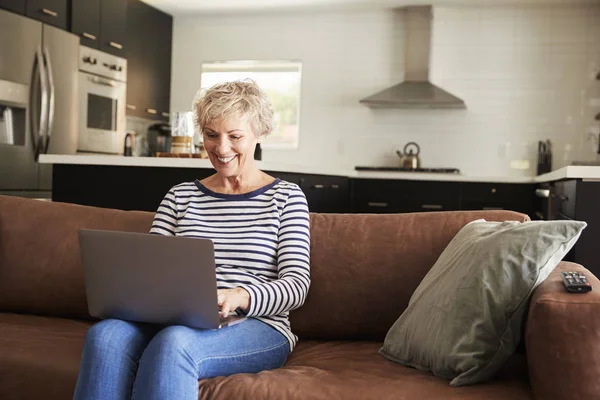 Weiße Seniorin Sitzt Mit Laptop Auf Couch — Stockfoto