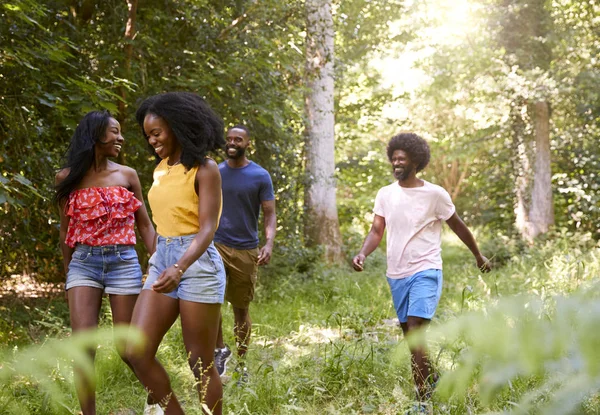 Zwei Erwachsene Schwarze Paare Genießen Sommerwanderung Wald — Stockfoto