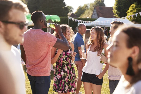 Najlepsi Przyjaciele Ciesząc Się Drinkami Summer Garden Fete Piknik Party — Zdjęcie stockowe