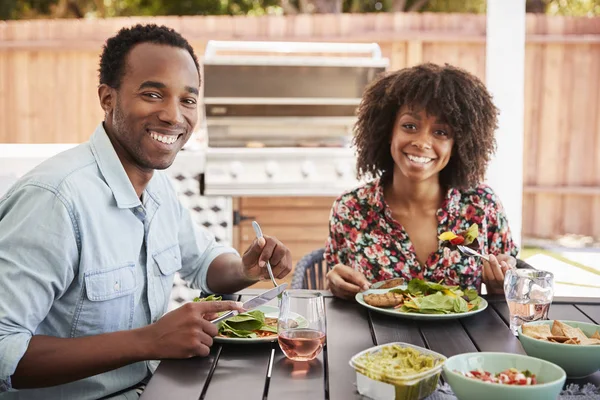 Young Black Couple Eating Garden Looking Camera — Stock Photo, Image