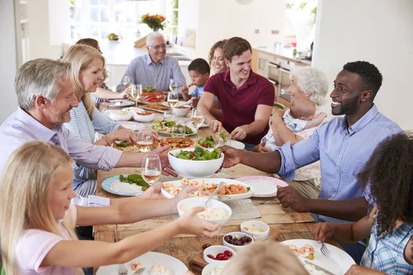 Grupo Familiares Amigos Varias Generaciones Sentados Alrededor Mesa Comiendo Alimentos — Foto de Stock